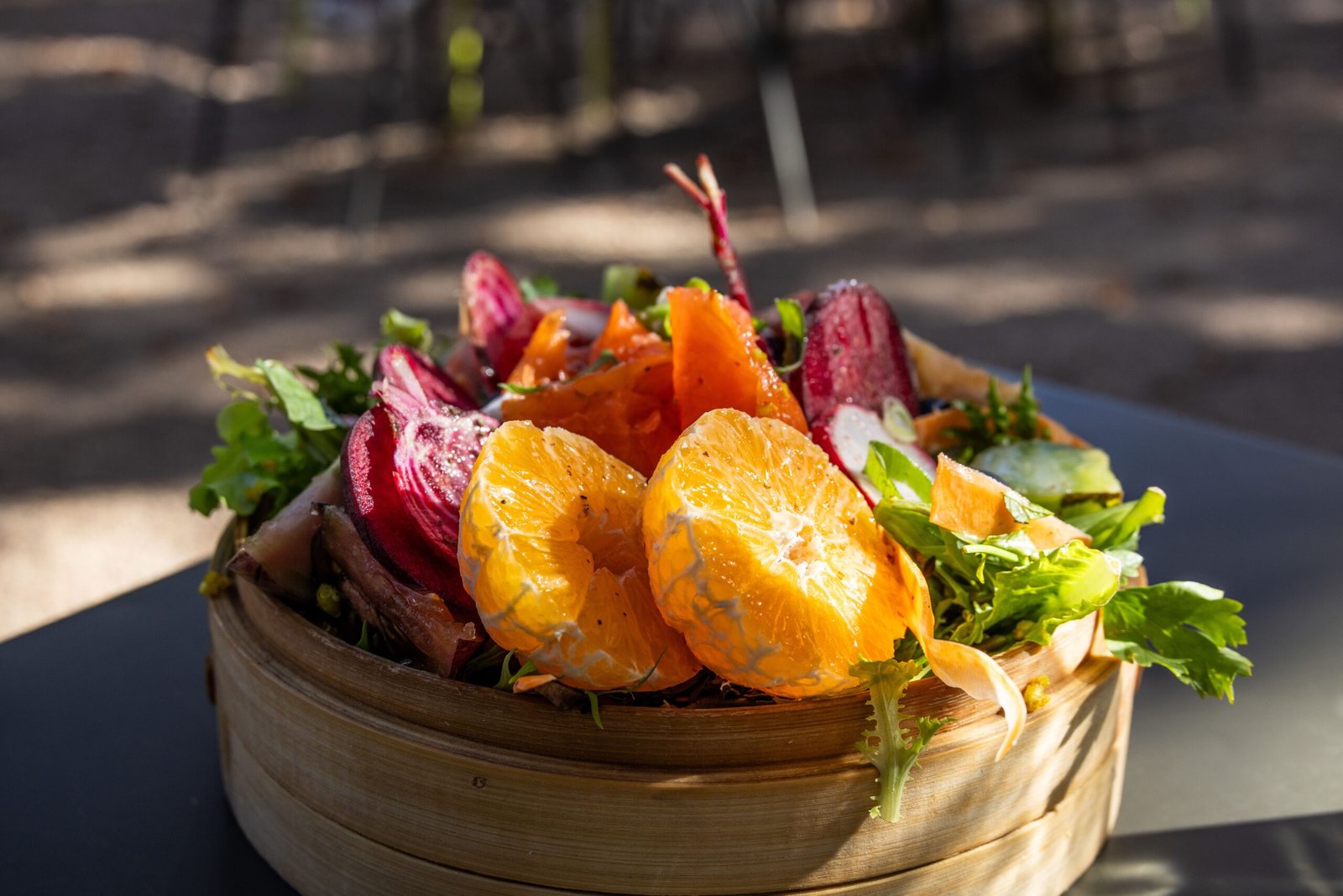 Blog Beet, orange and arugula salad with walnuts in a wooden bowl